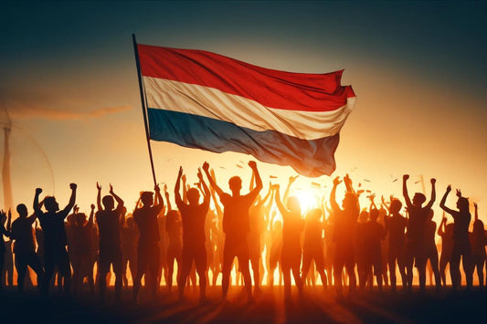 Skupina lidí čekajících na nizozemskou vlajku