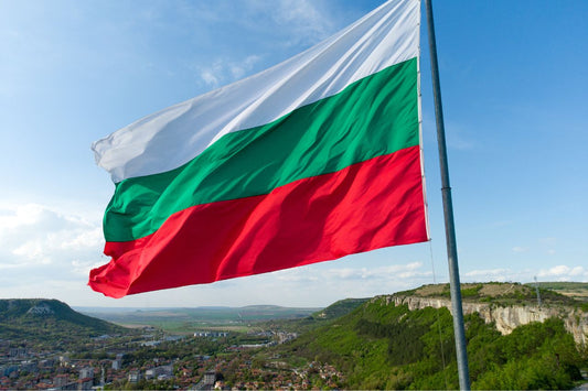 Mávání bulharskou vlajkou nad městem