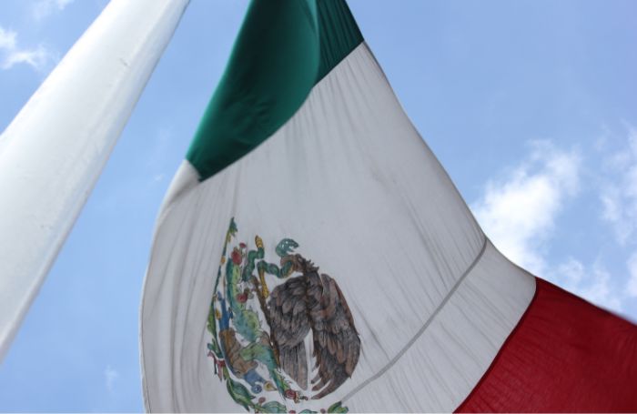 Mávání mexickou vlajkou