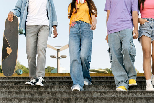 Skupina dospívajících při chůzi po schodech